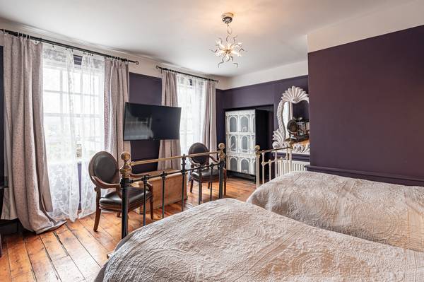 Joseph's Pit superior twin bedroom at Moonfleet Guest House